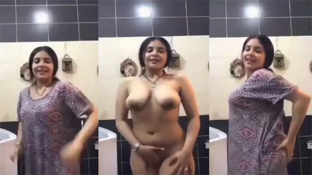 Sexy mother shows her pussy videos