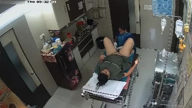 Bhabhi In Clinic House-Keeper Shaving Her Pussy Video HD